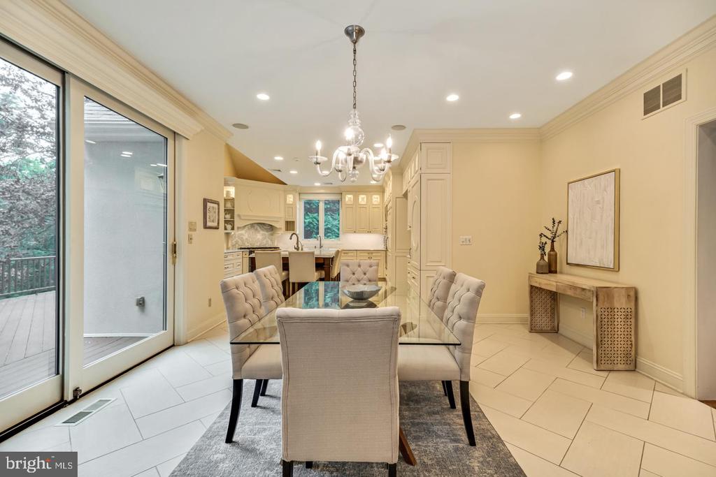 841 COLONY COURT