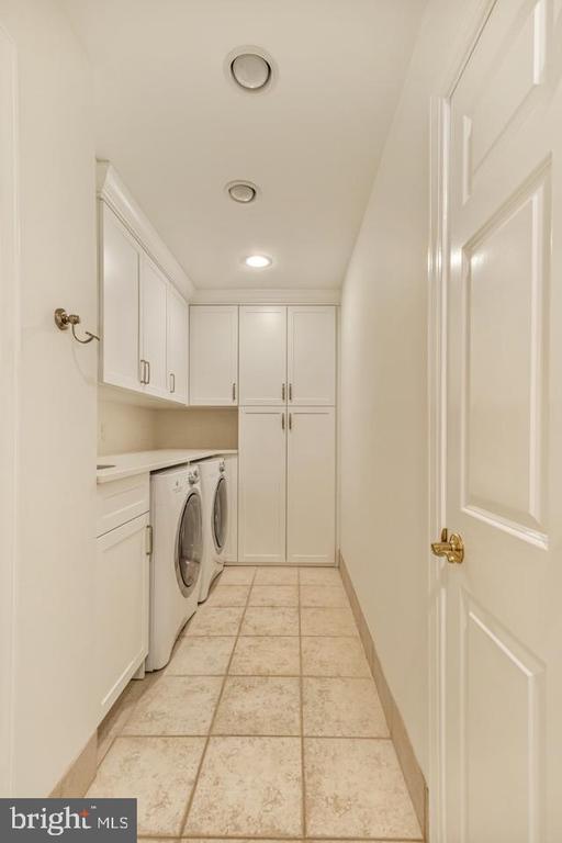 841 COLONY COURT