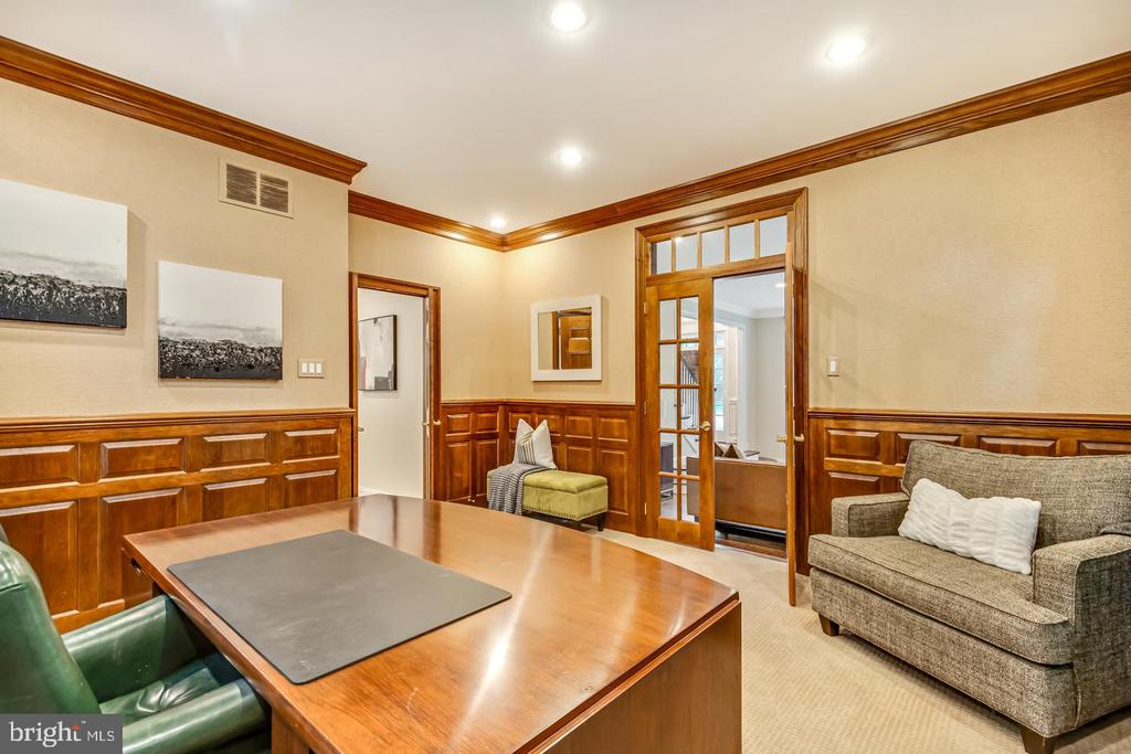 841 COLONY COURT