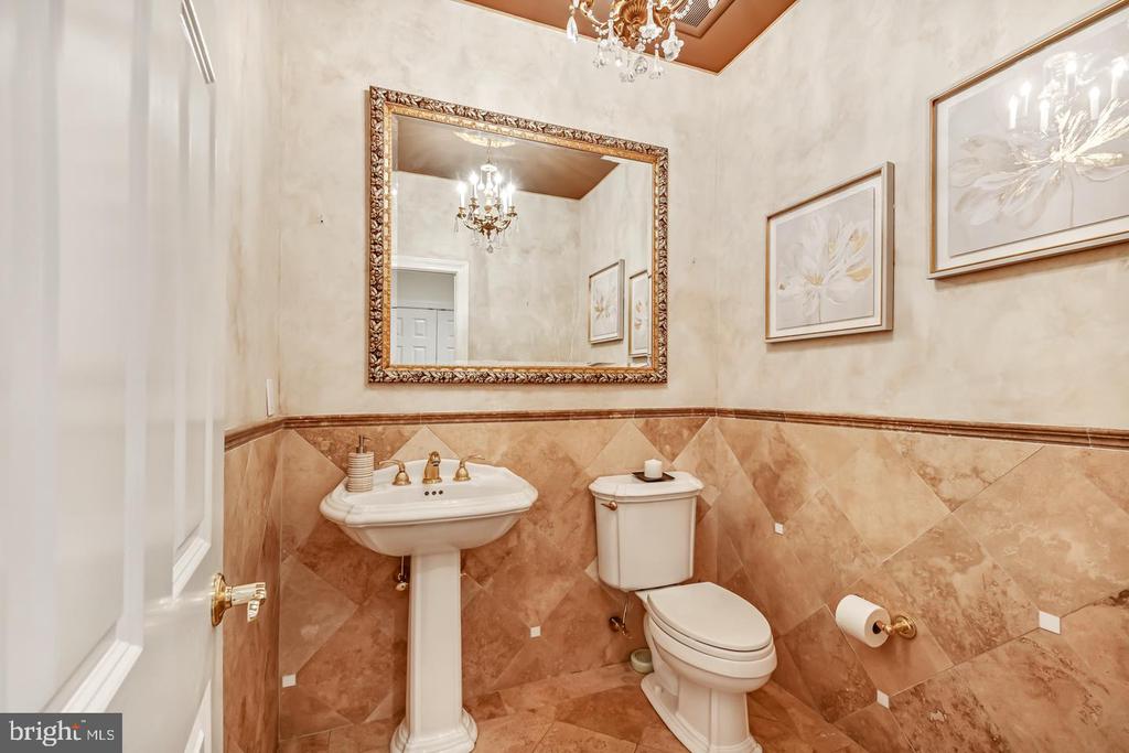 841 COLONY COURT