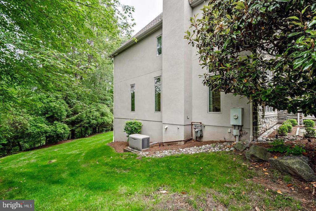841 COLONY COURT