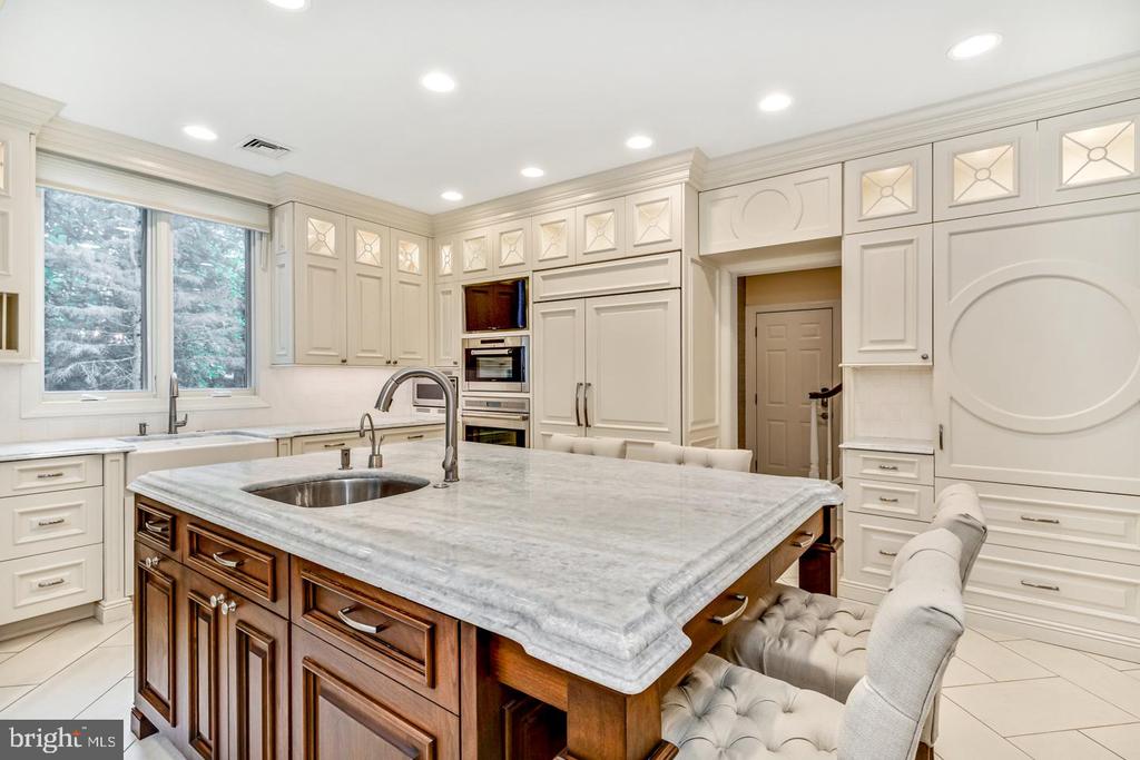 841 COLONY COURT