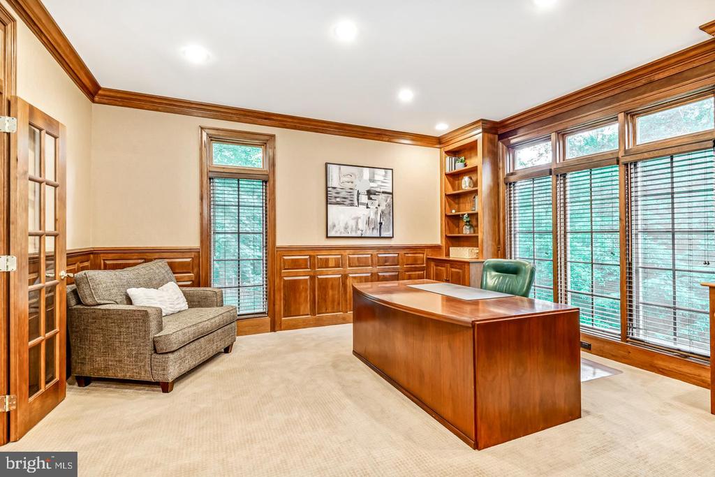 841 COLONY COURT