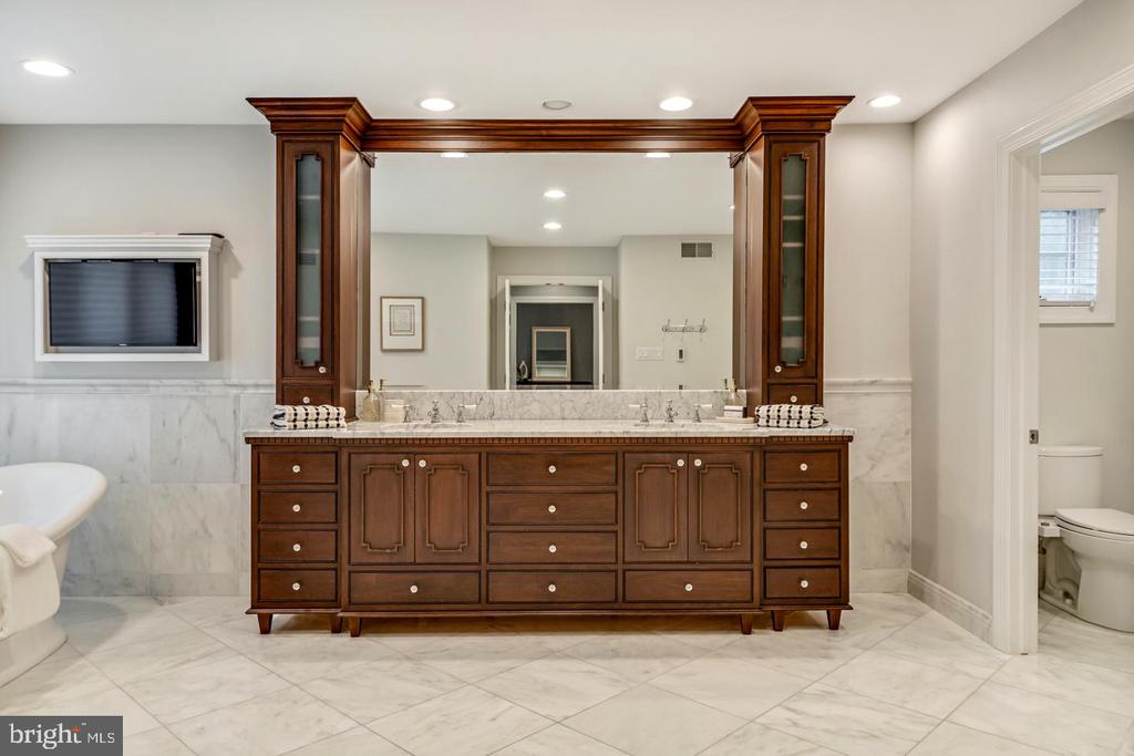 841 COLONY COURT