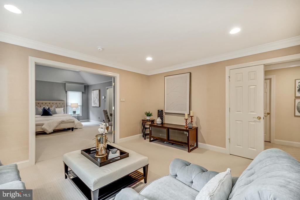 841 COLONY COURT