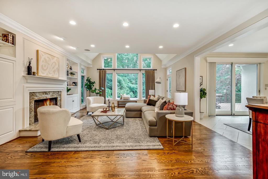 841 COLONY COURT