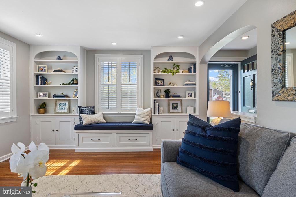 19 HAWTHORNE LANE