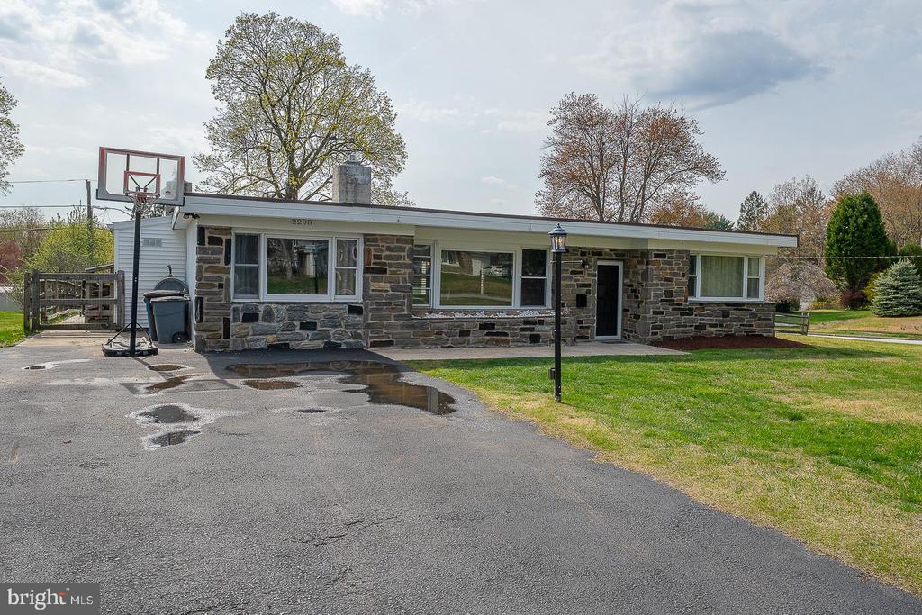 2208 MARY LANE