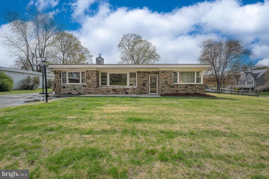 2208 MARY LANE