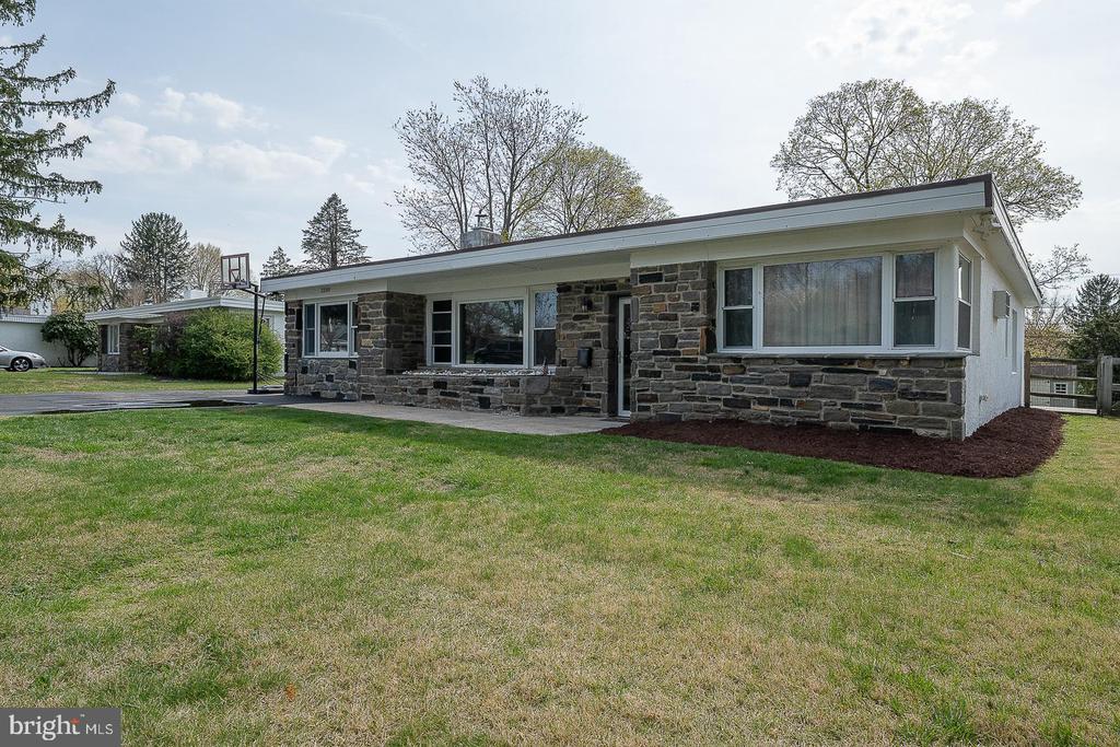 2208 MARY LANE
