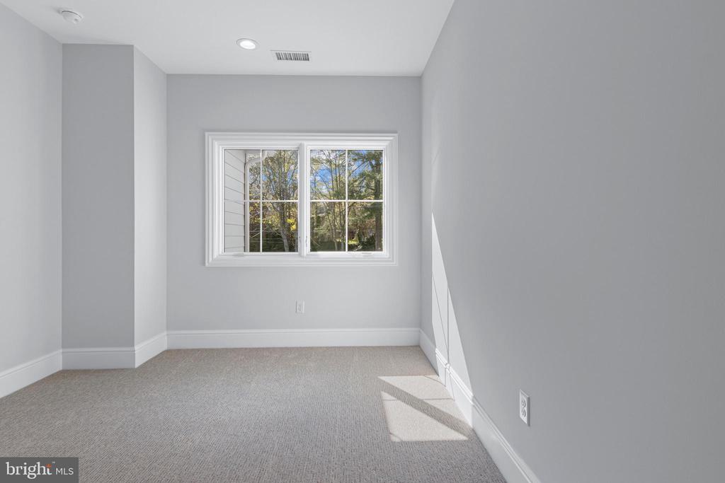 238 N ABERDEEN AVENUE LOT 2