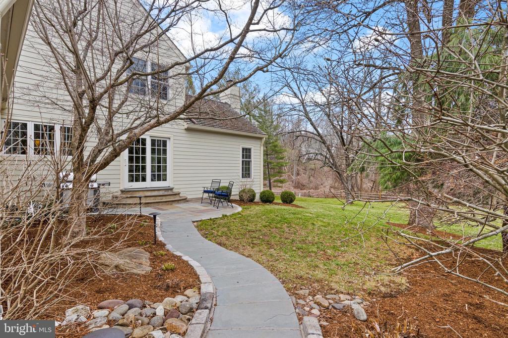 205 RAVENSCLIFF ROAD
