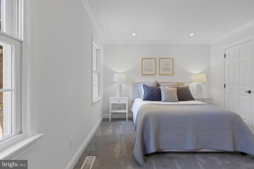 205 RAVENSCLIFF ROAD