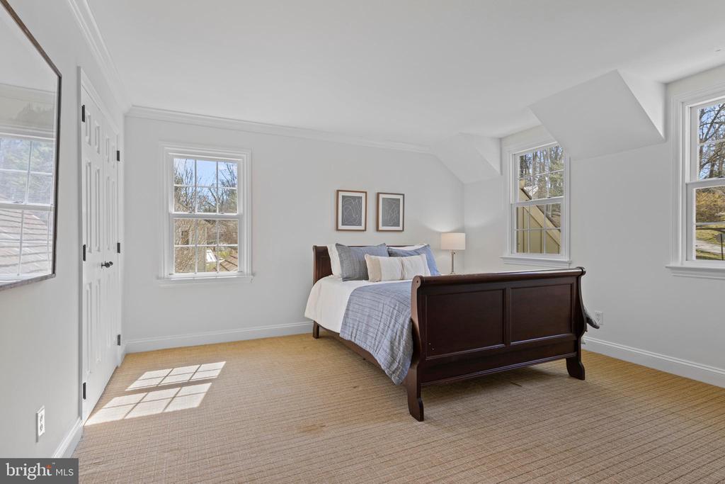 205 RAVENSCLIFF ROAD