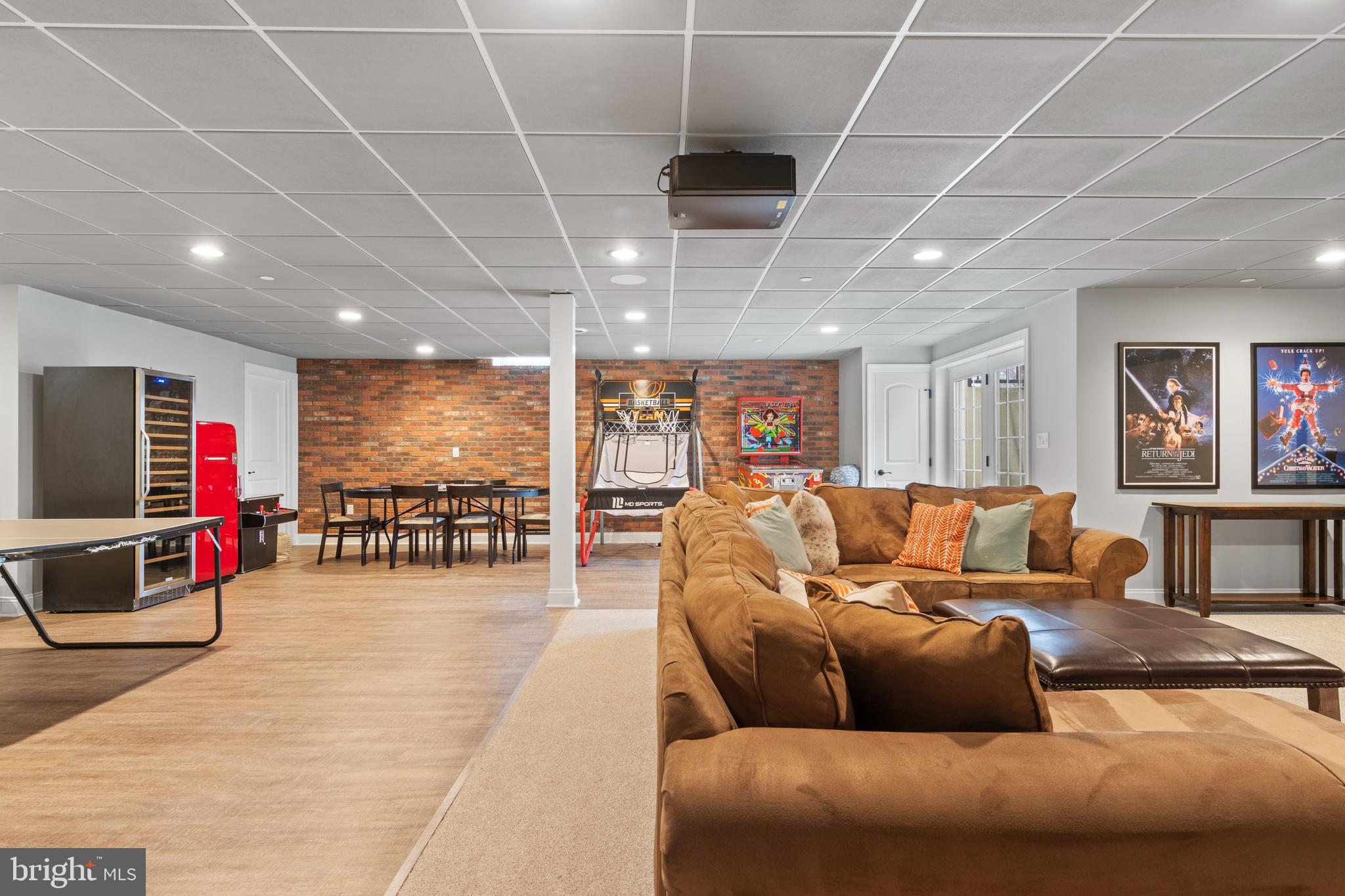 3905 WOODLAND DRIVE