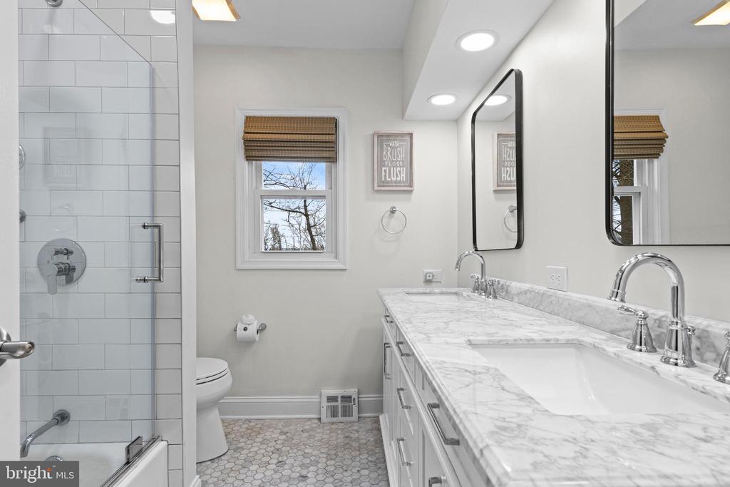 8 HARROW CIRCLE