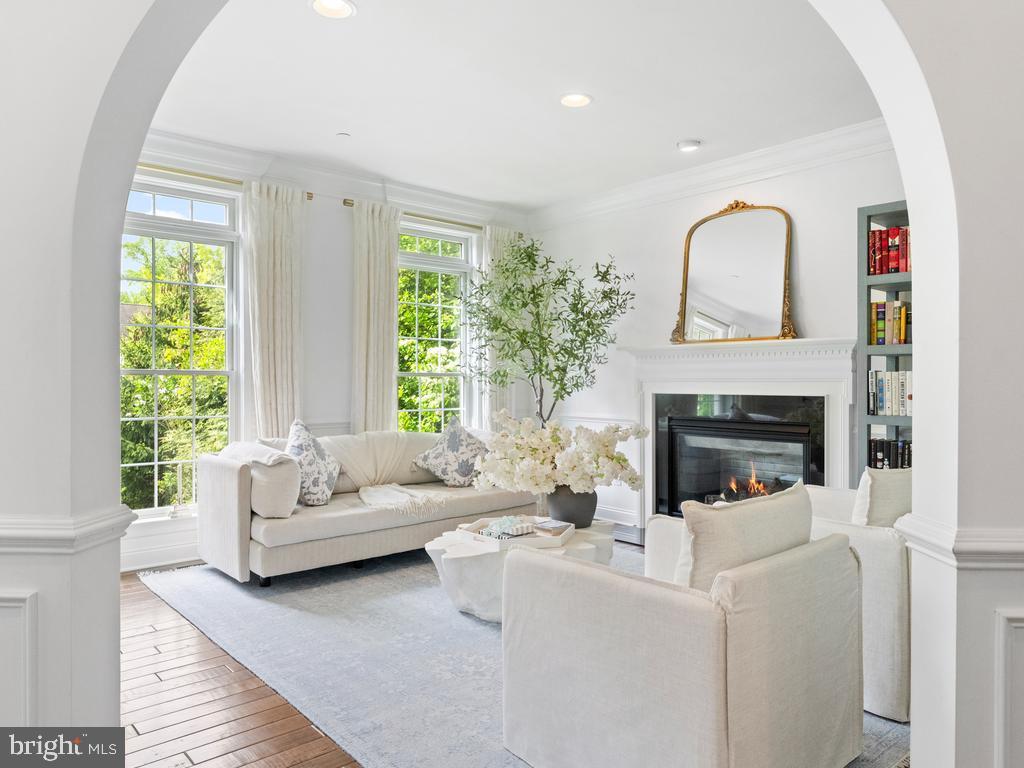 3907 WOODLAND DRIVE