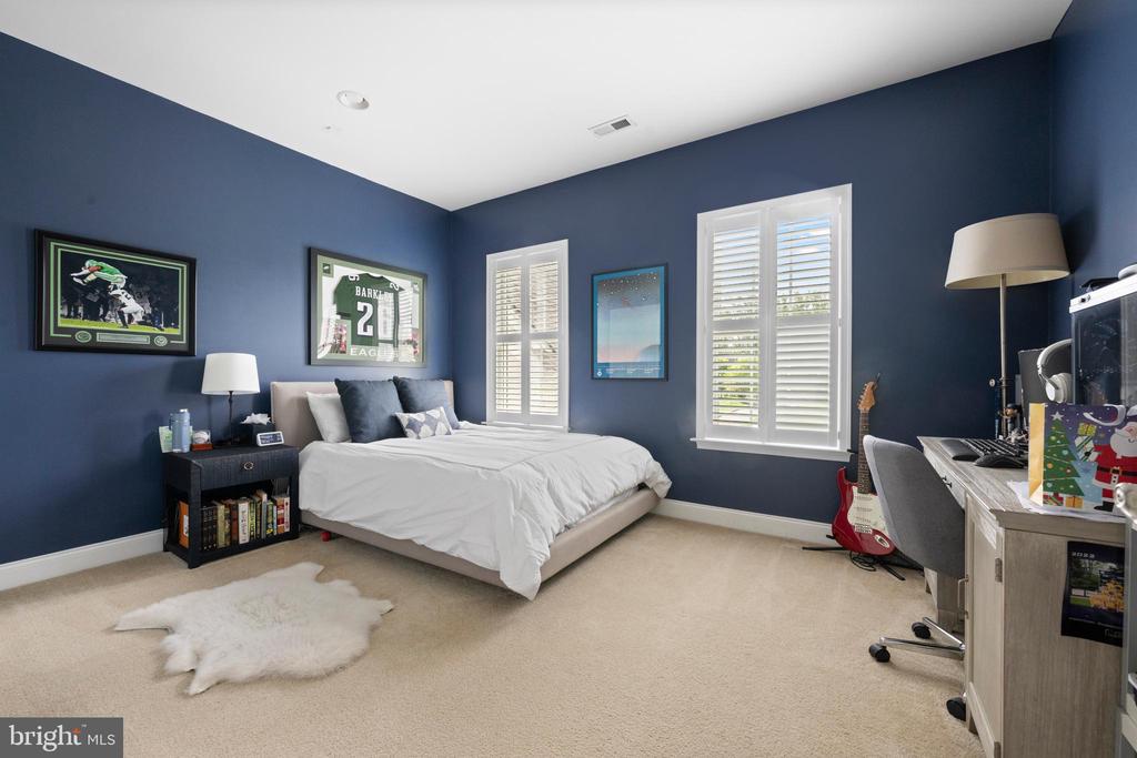3907 WOODLAND DRIVE