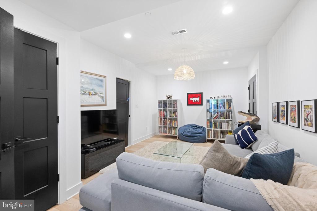 3907 WOODLAND DRIVE