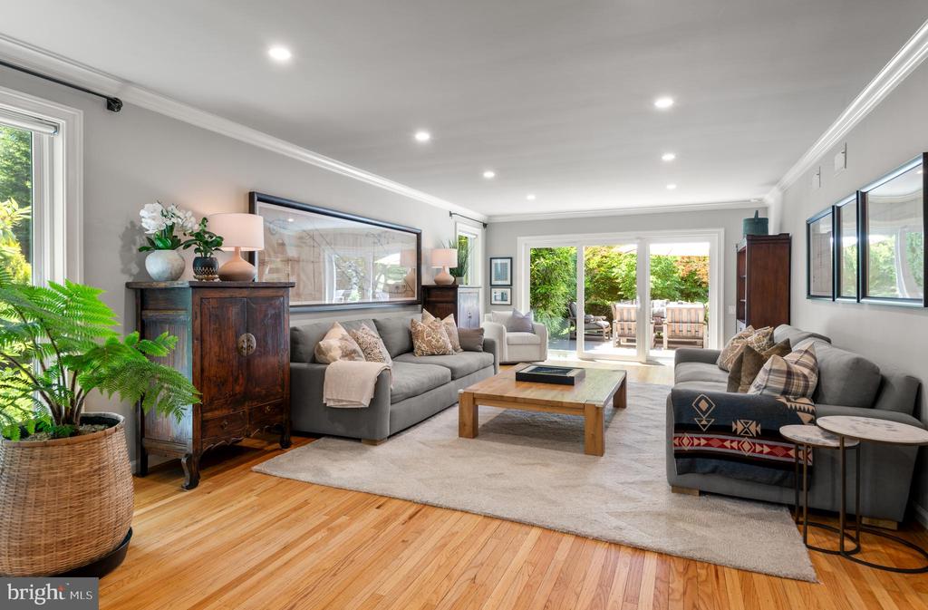 721 GOVERNOR CIRCLE