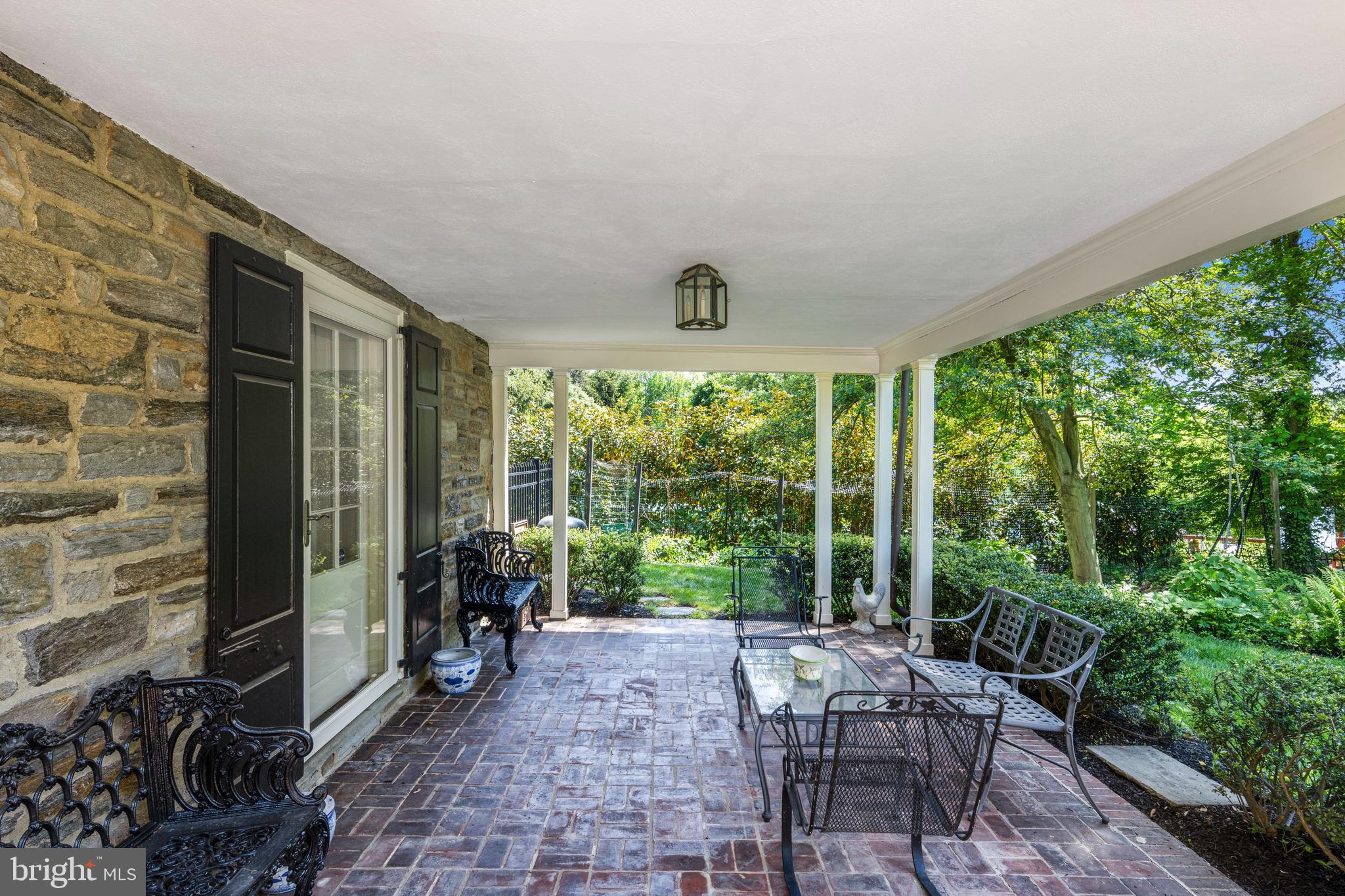 212 LAUREL LANE