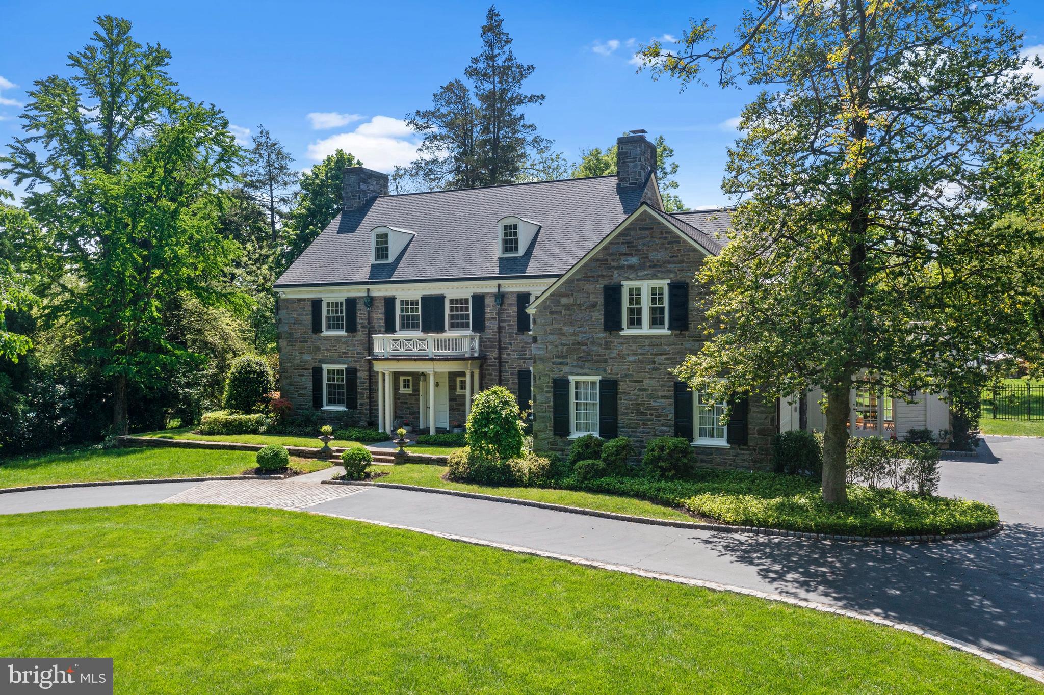 212 LAUREL LANE