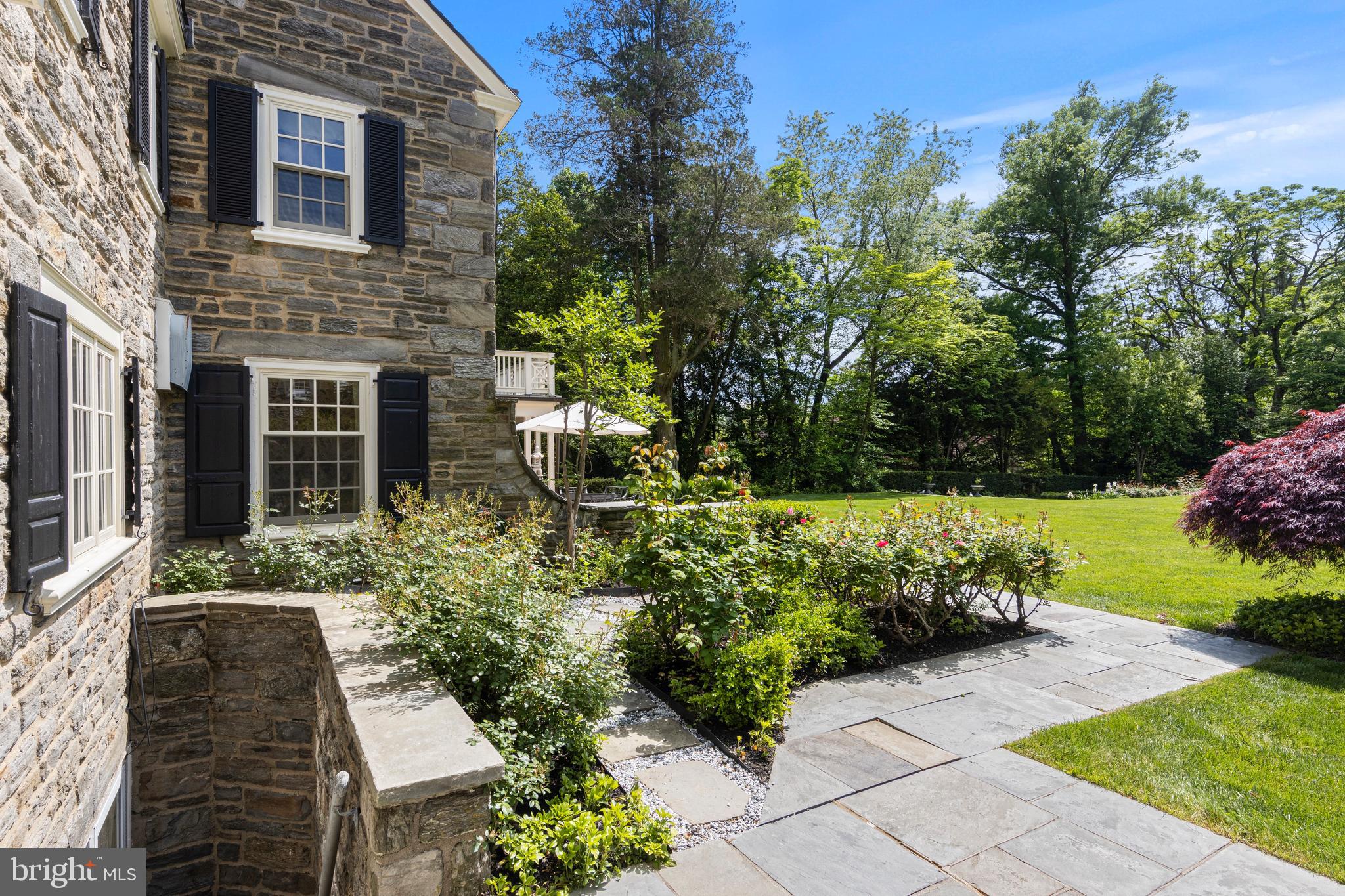 212 LAUREL LANE