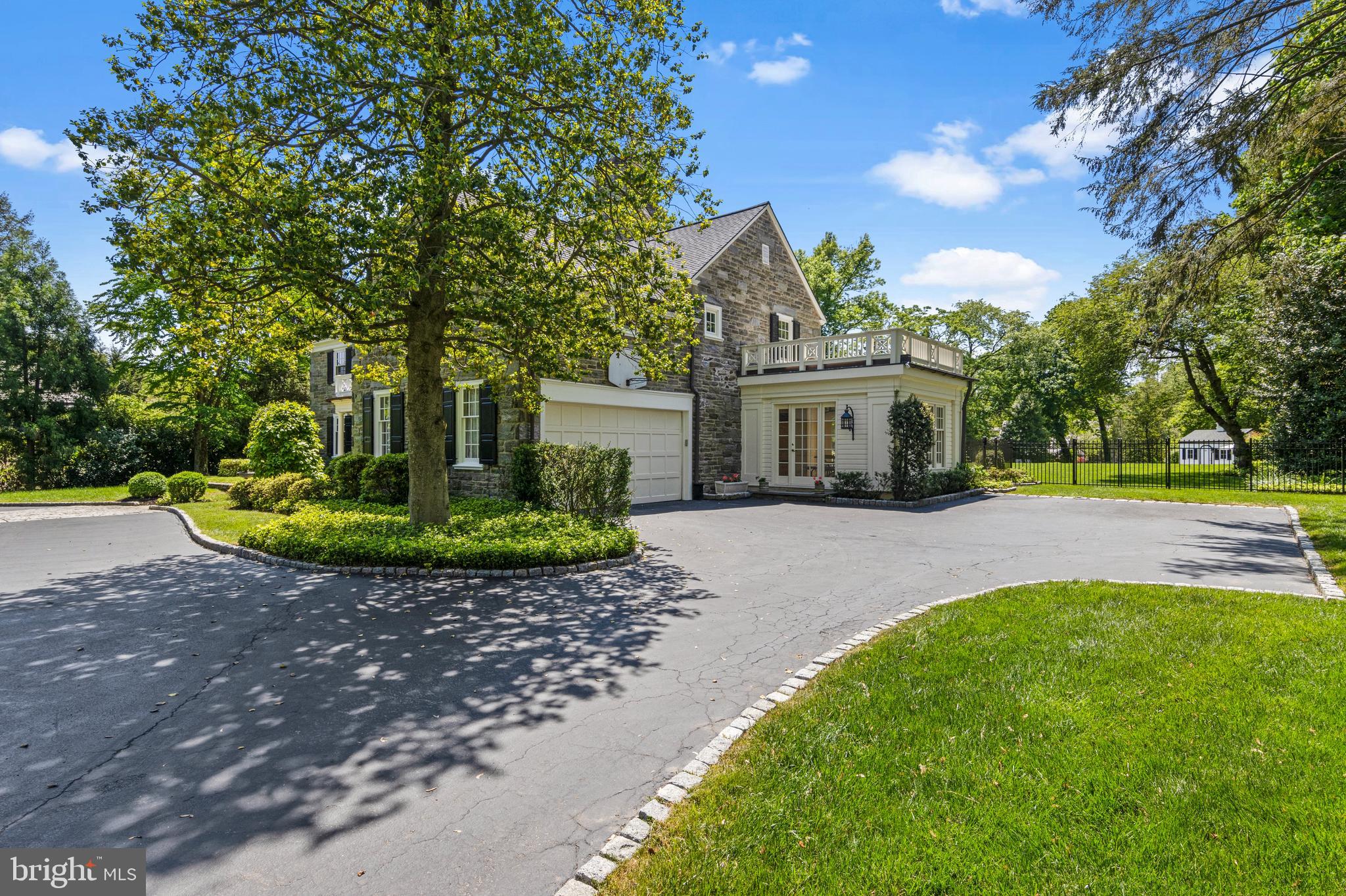 212 LAUREL LANE