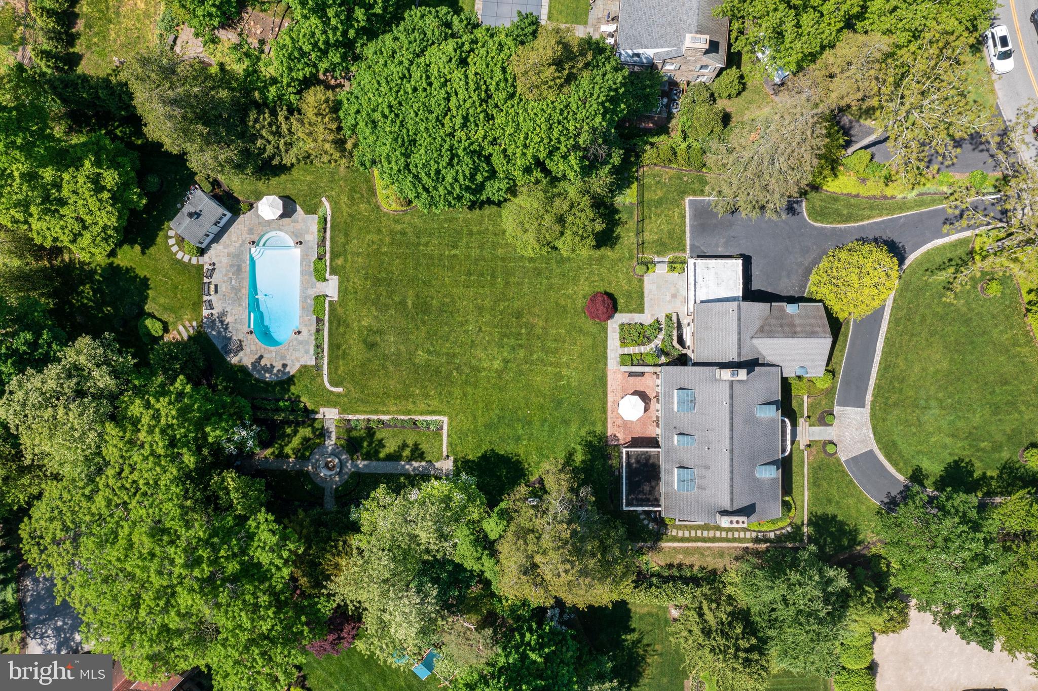 212 LAUREL LANE