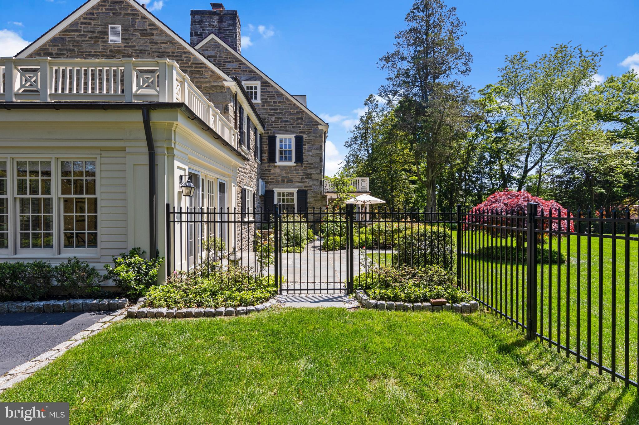 212 LAUREL LANE