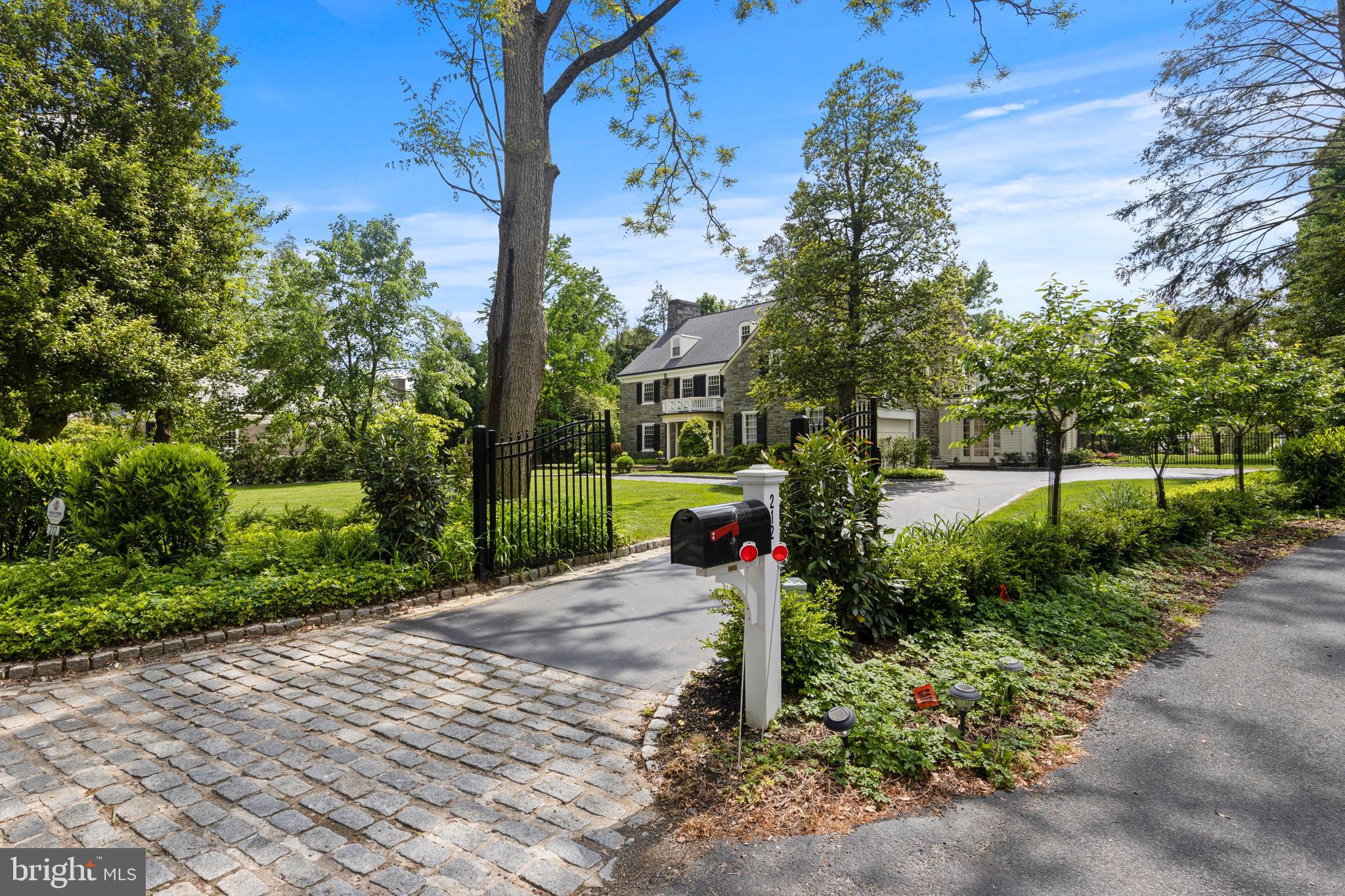 212 LAUREL LANE