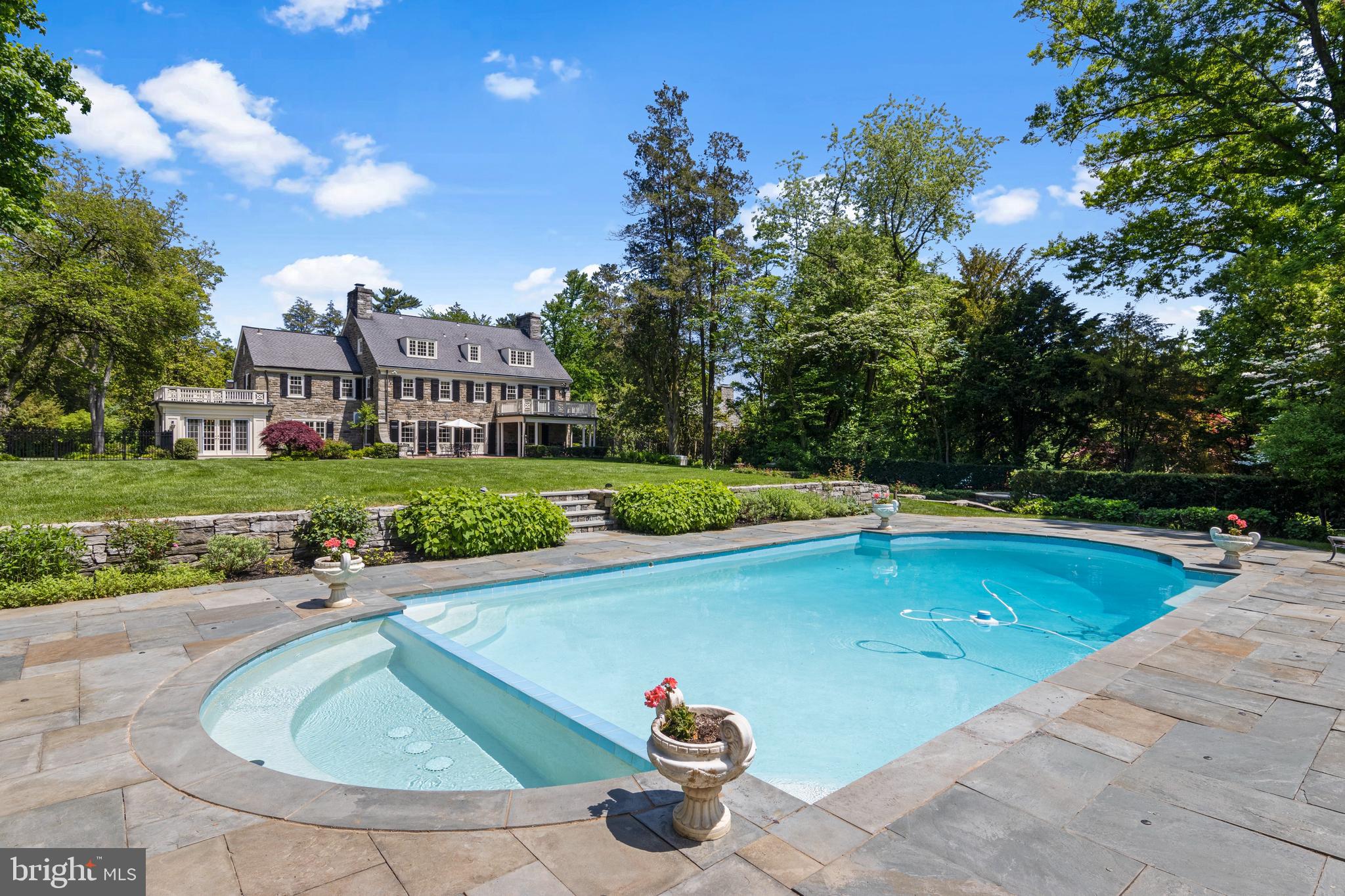 212 LAUREL LANE