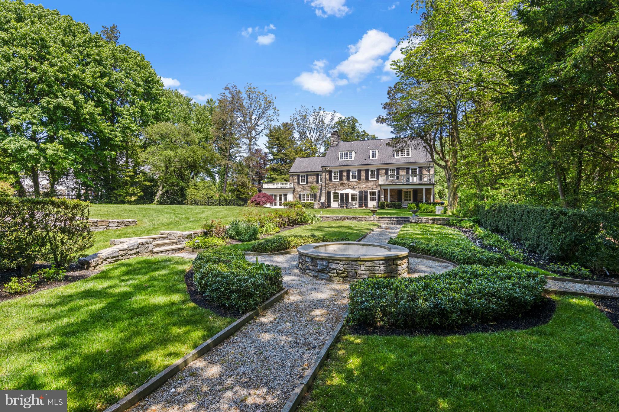 212 LAUREL LANE