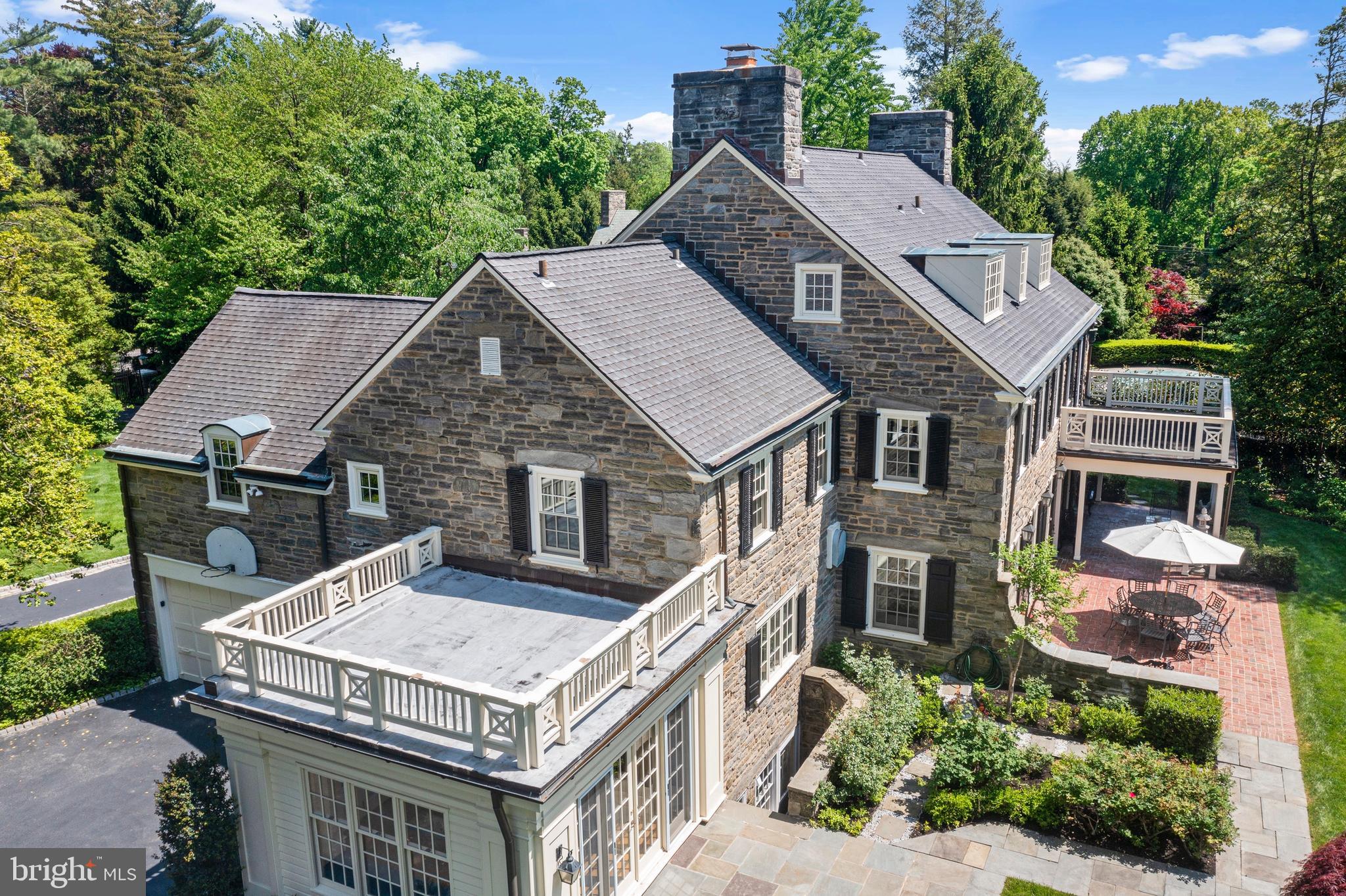 212 LAUREL LANE