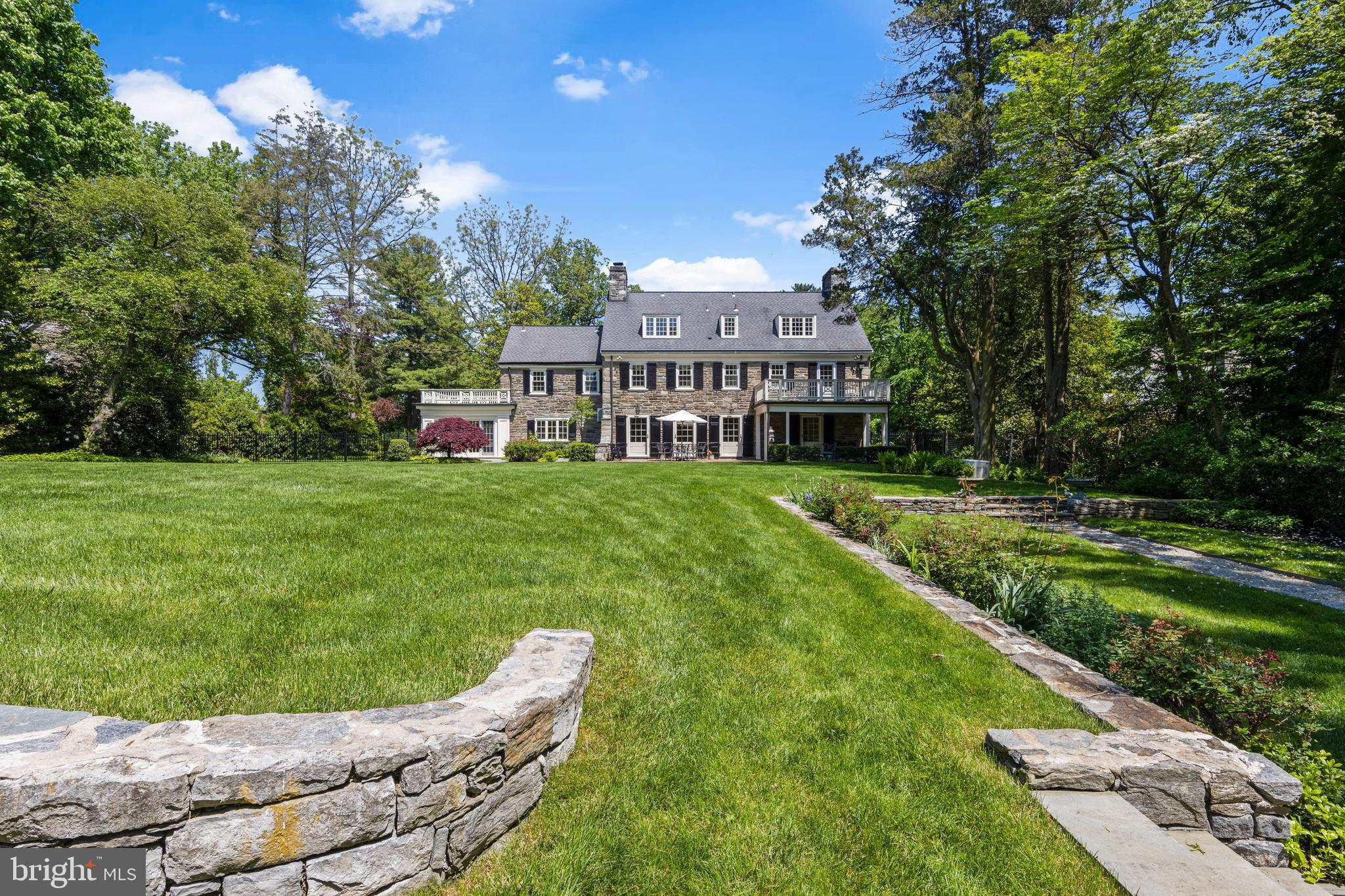212 LAUREL LANE