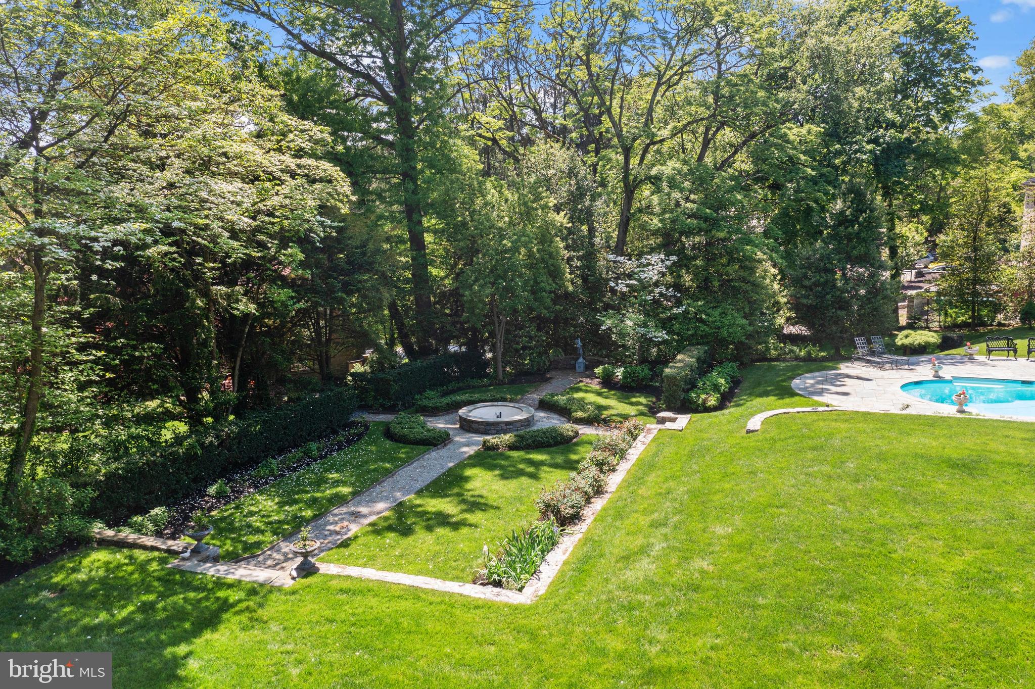 212 LAUREL LANE