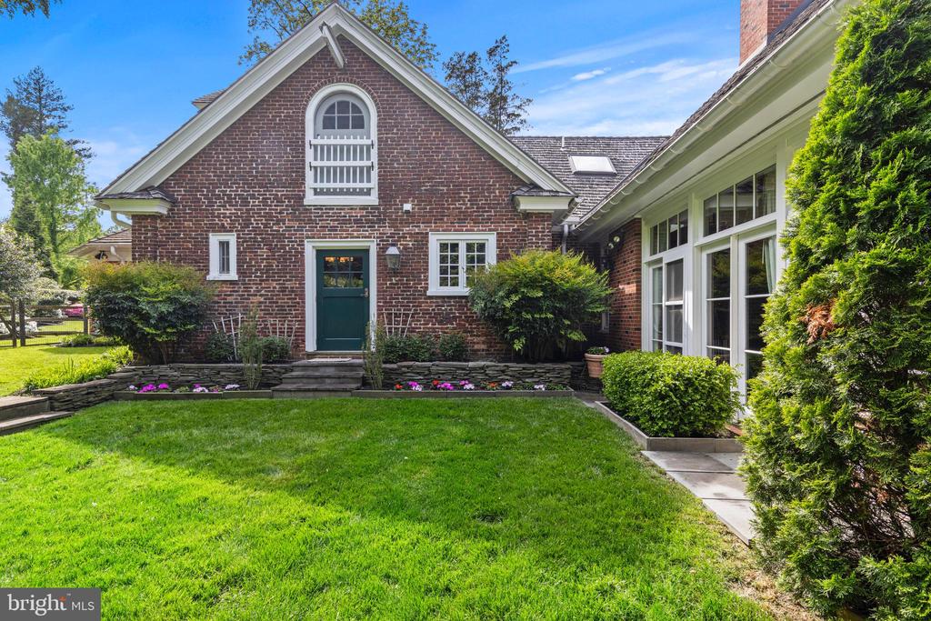 1515 SPRING MILL LANE