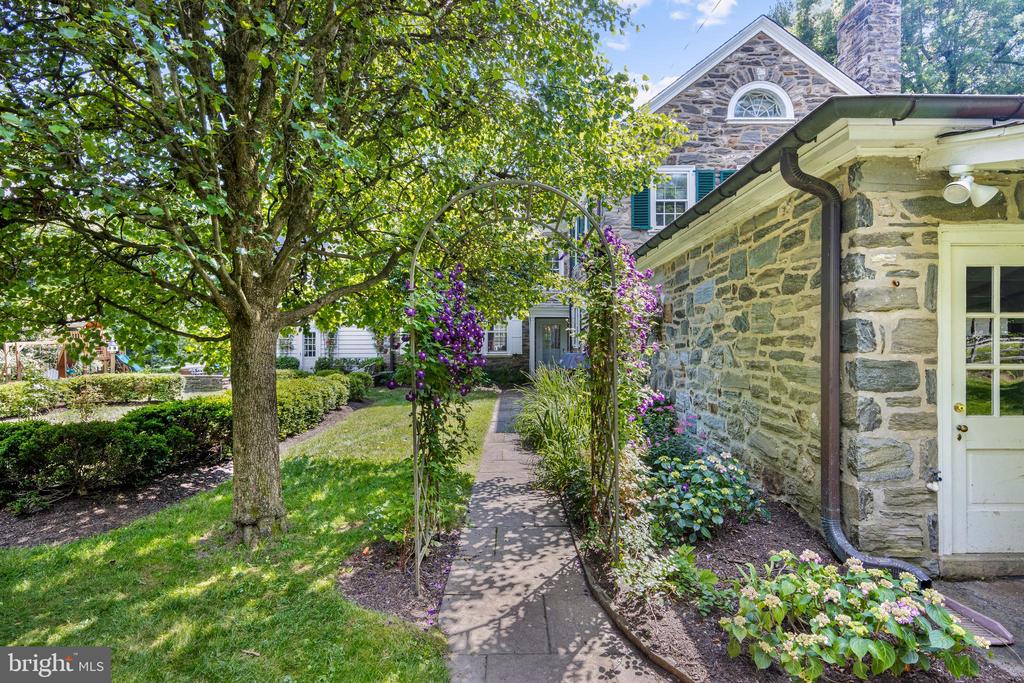 521 N ROSE LANE