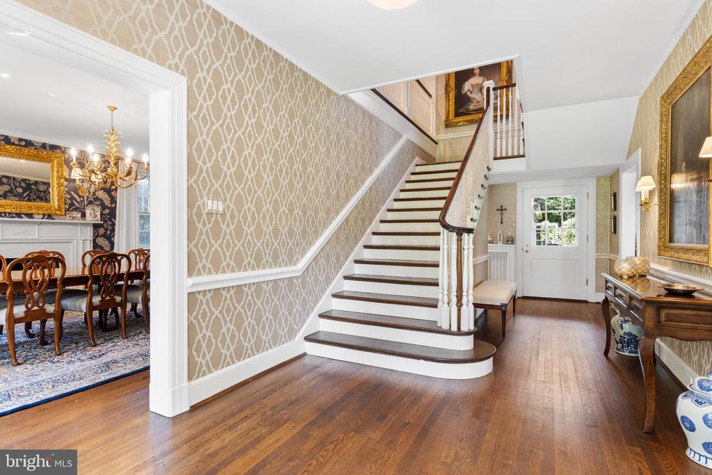 521 N ROSE LANE