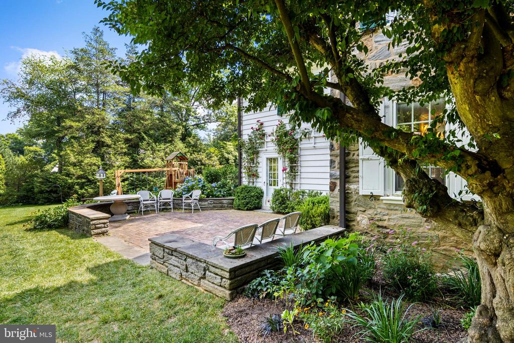 521 N ROSE LANE