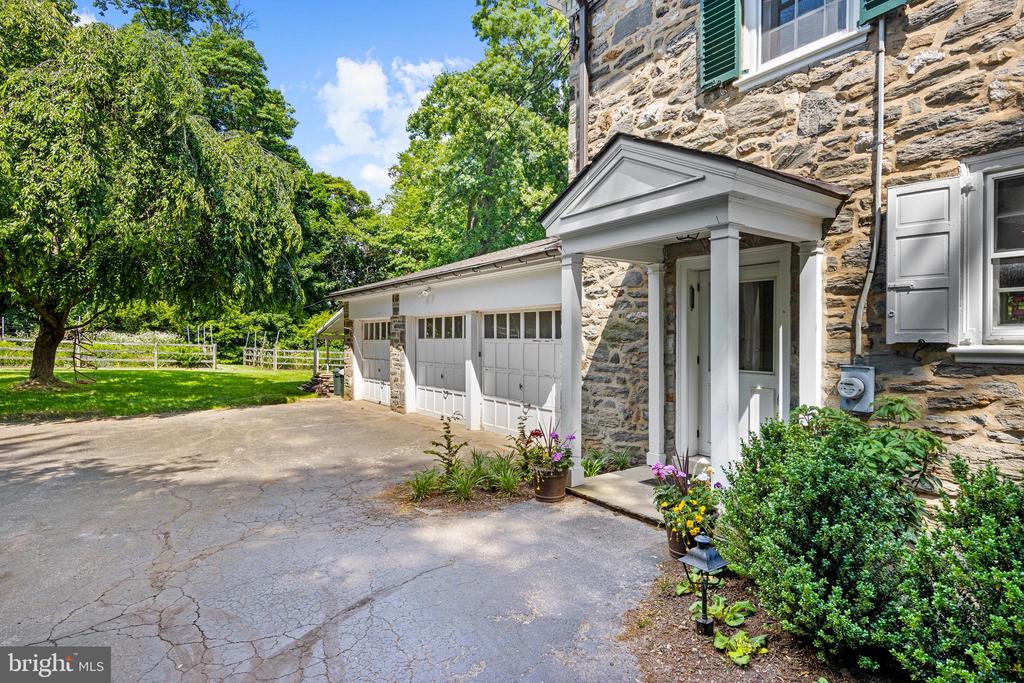 521 N ROSE LANE