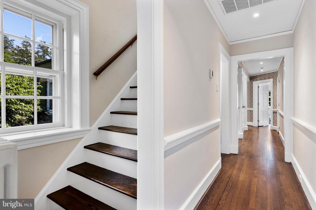 521 N ROSE LANE