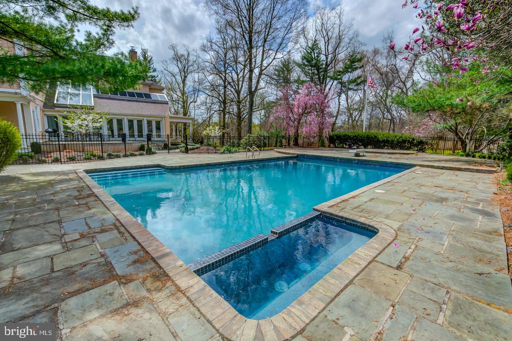 300 THORNBROOK AVENUE