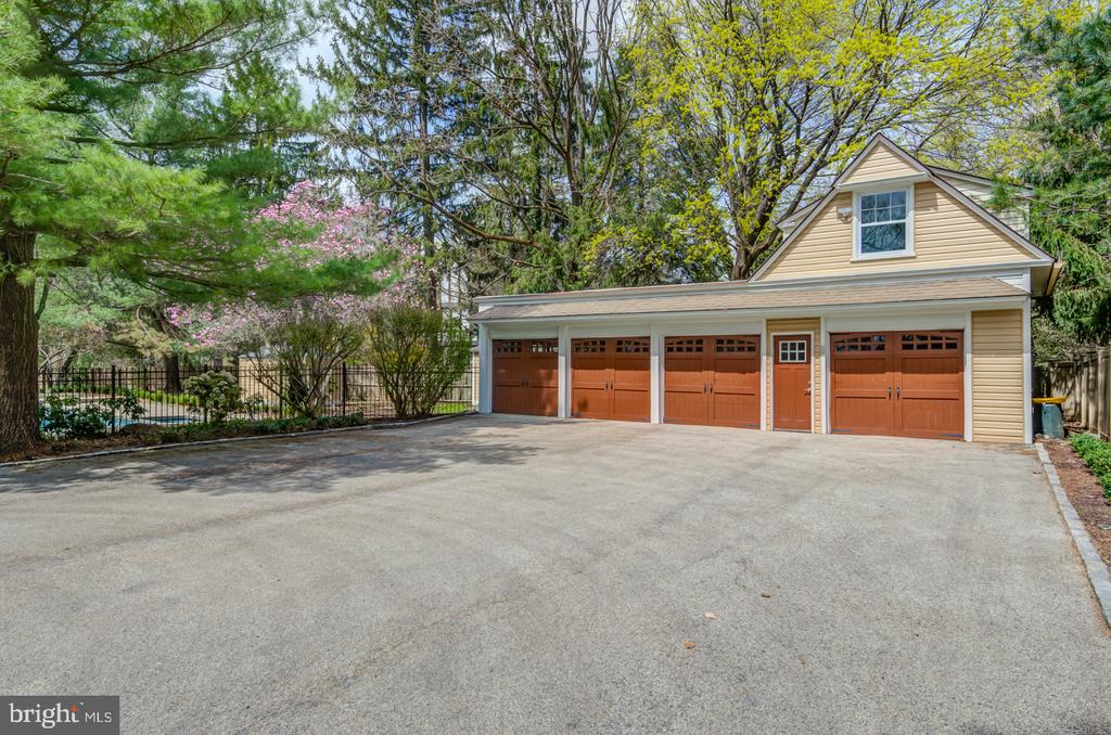 300 THORNBROOK AVENUE