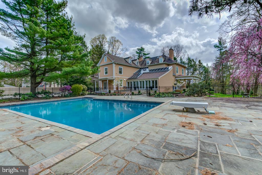 300 THORNBROOK AVENUE