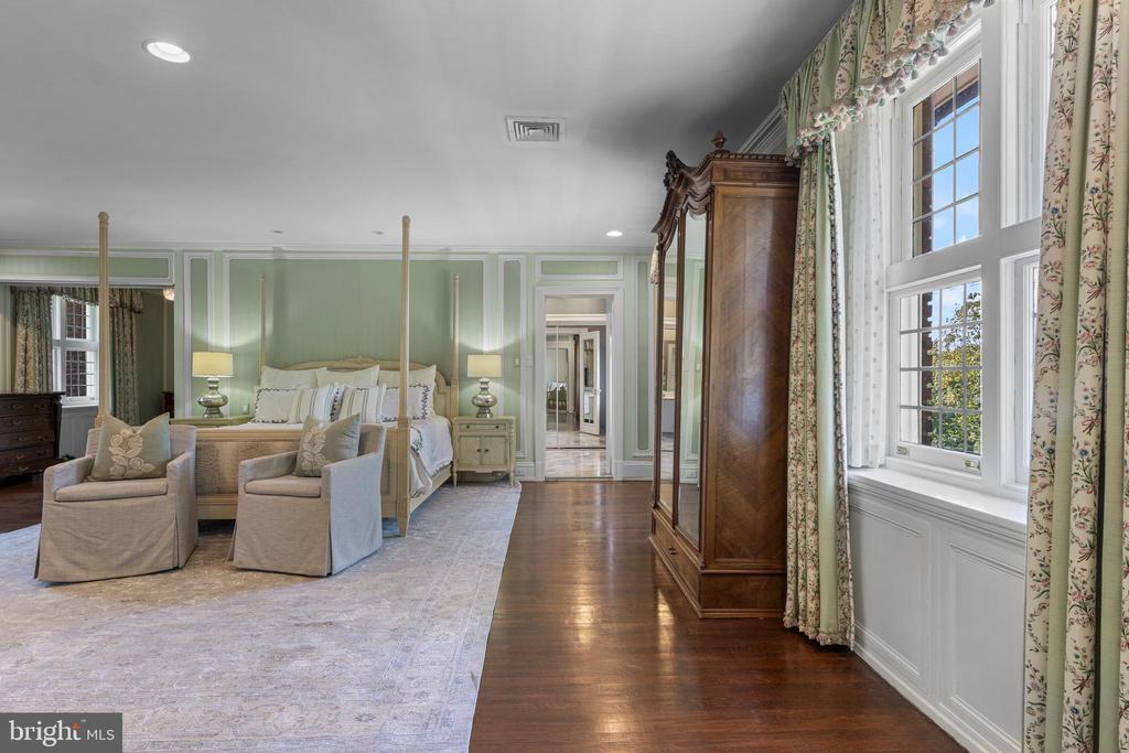 717 N SPRING MILL ROAD