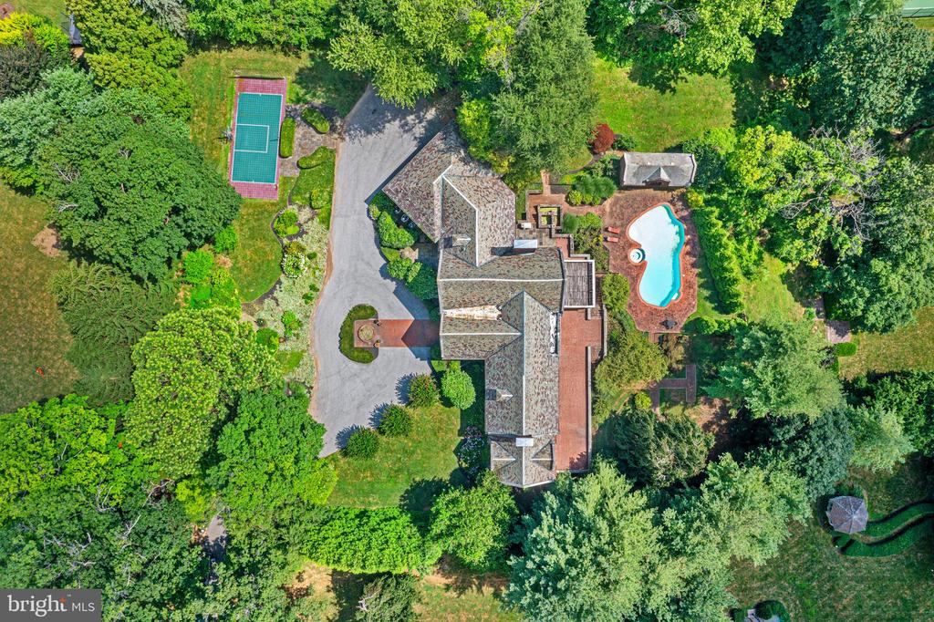 717 N SPRING MILL ROAD