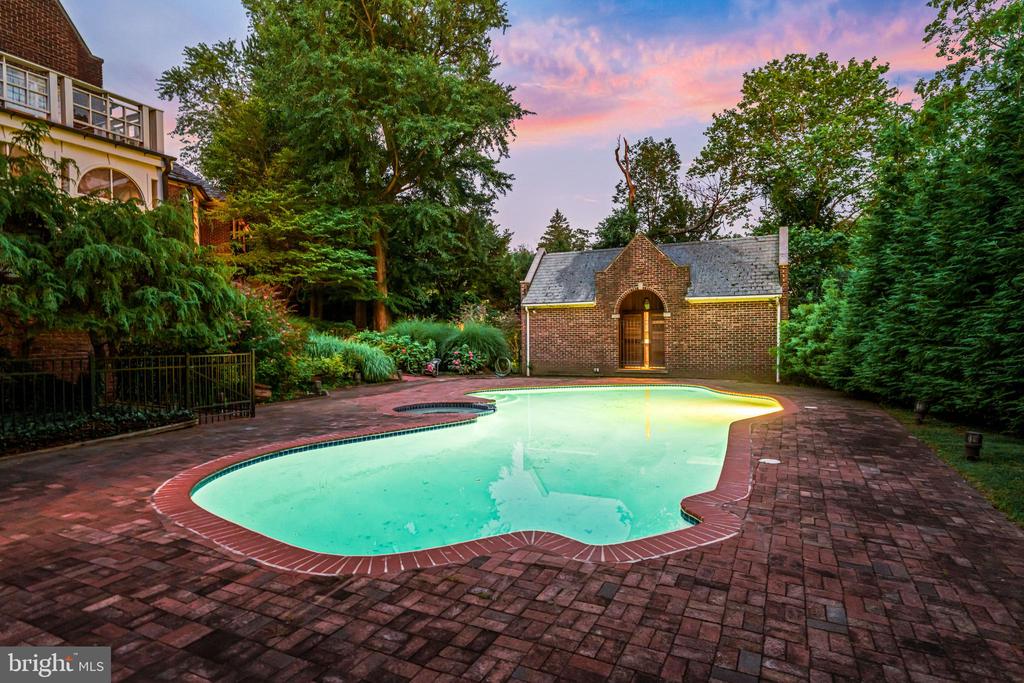 717 N SPRING MILL ROAD