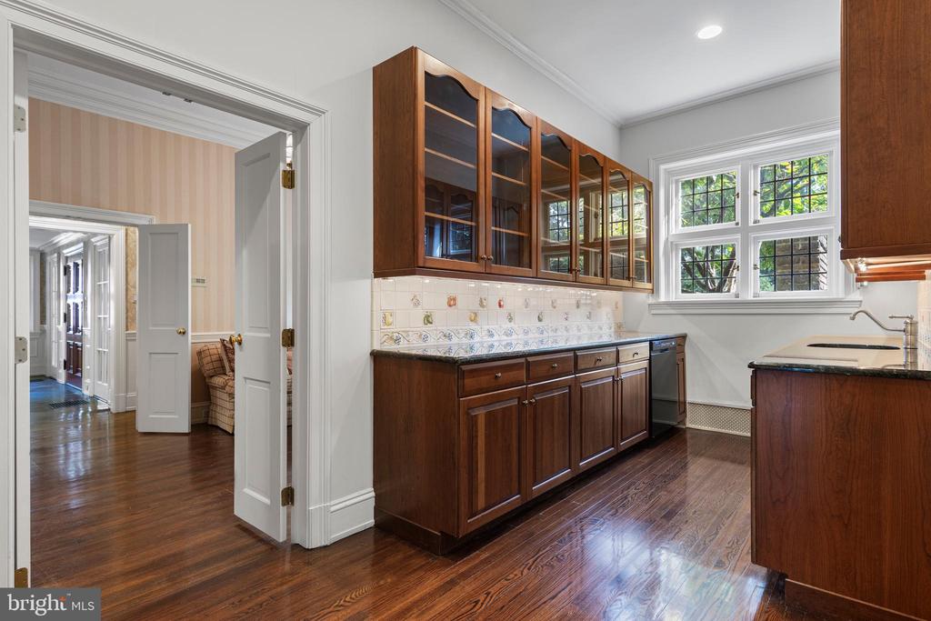 717 N SPRING MILL ROAD