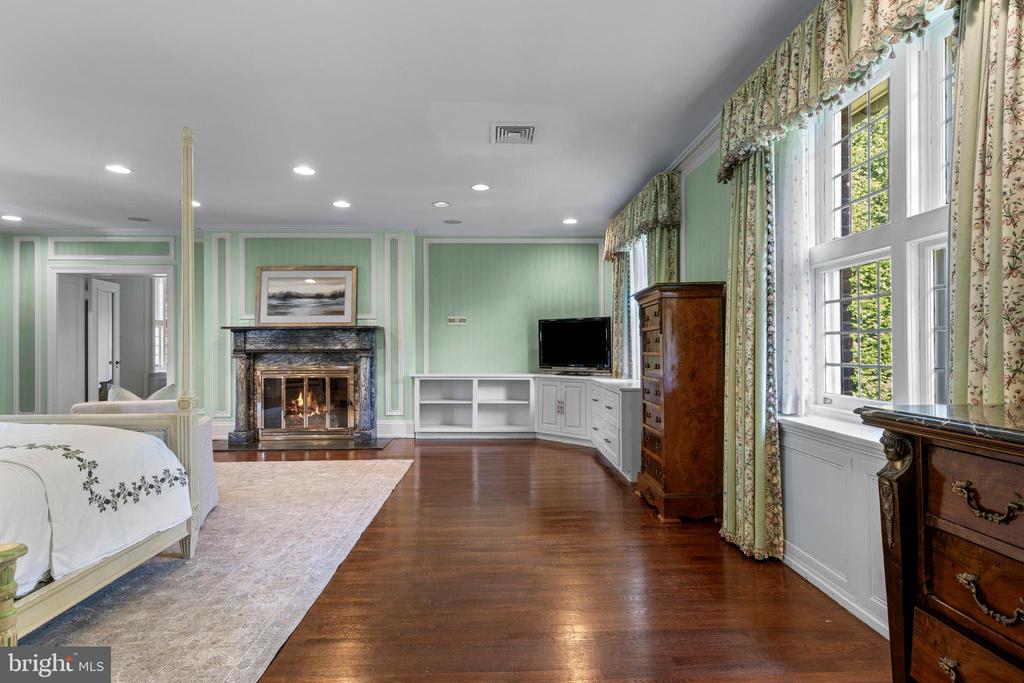 717 N SPRING MILL ROAD